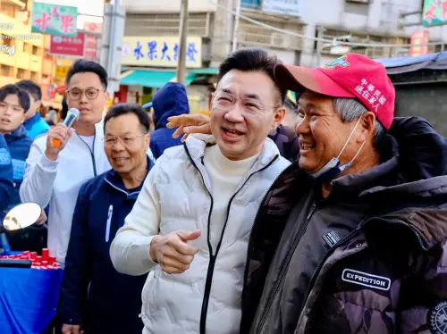 ▲近來白色羽絨背心詢問度最高，新春期間他常穿同款紅色，「因為需要喜氣」。（圖／江啟臣提供，2026.02.18）