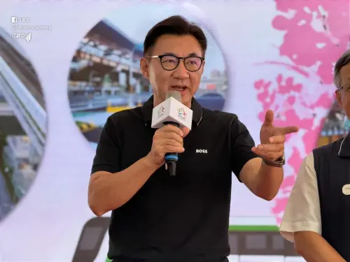 ▲黑色polo衫搭配黑框眼鏡，江啟臣連服裝的細節都相當講究。（圖／江啟臣提供，2026.02.18）