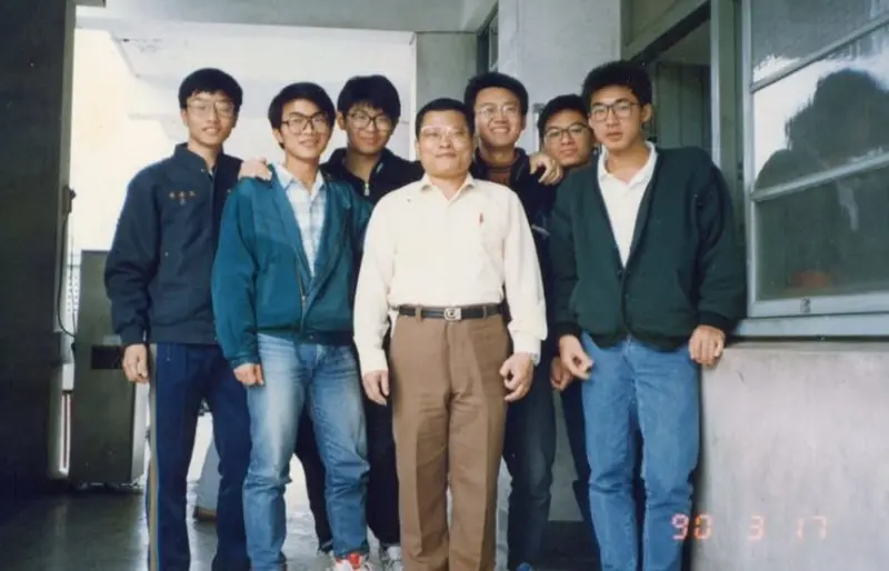    ▲明明老師、同學都笑得開心，少年江啟臣照相時裝酷是一定要的。（圖／江啟臣提供，2026.02.18）  