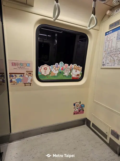 ▲北捷將車廂原有的三人座椅區調整為寬敞的嬰兒車停放區。（圖／台北捷運）