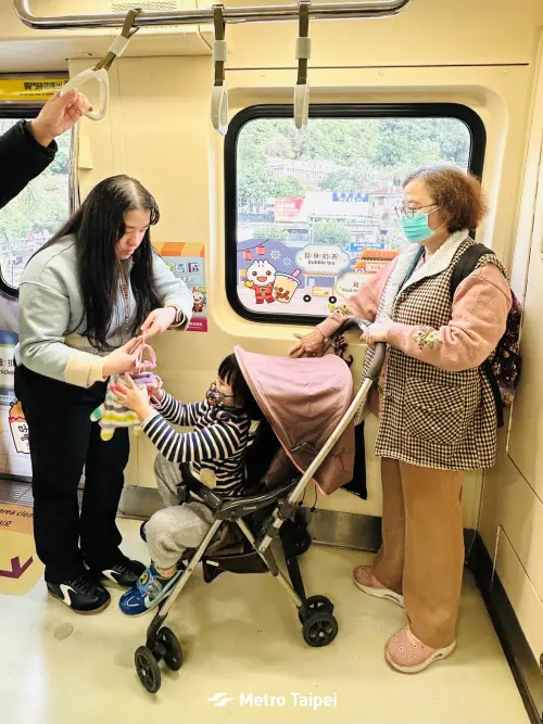 ▲「嬰兒車停放區」將造福家長族群。（圖／台北捷運）