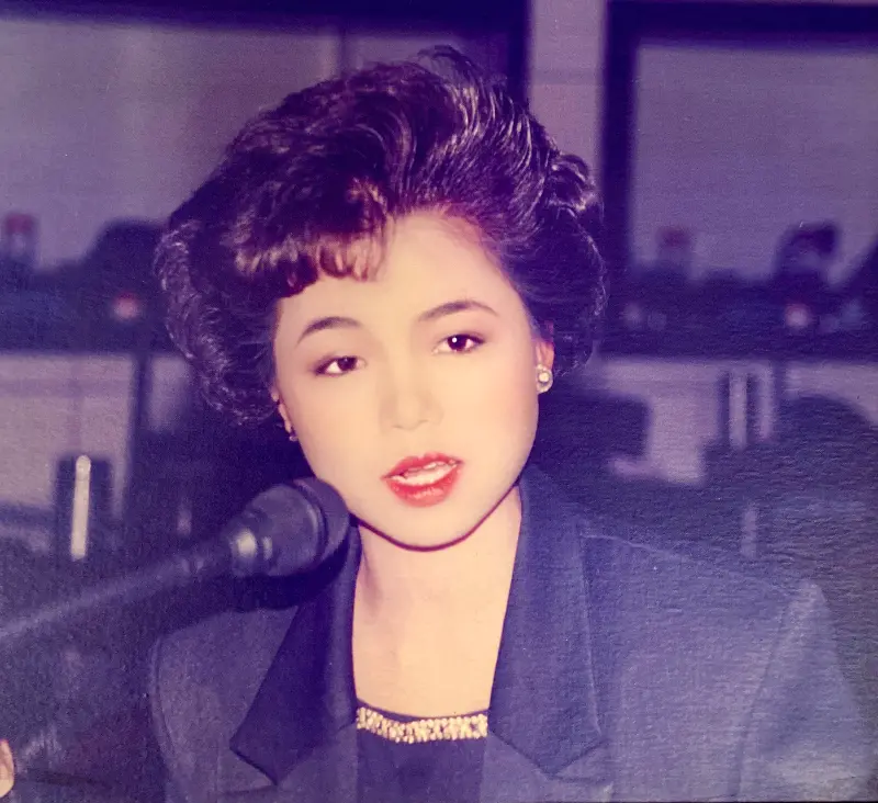 ▲楊瓊瓔大學畢業那年就當選省議員，隆重打扮站上質詢台，像個粉妝玉琢的小女娃。（圖／楊瓊瓔提供，2026.02.19）