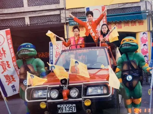 ▲3姐妹的感情好，楊瓊瓔競選第二屆省議員時，妹妹們主動陪她掃街。（圖／楊瓊瓔提供，2026.02.19）