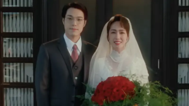 ▲藝人小薰（黃瀞怡；右）出演《陽光女子合唱團》，投毒殺死唐振剛（左），劇情逼哭大批影迷。昨（11）日2人於社群IG上合體彈唱電影主題曲〈再見的時候〉，讓人感動直呼：「好好哭！圓滿了！」（圖／翻攝自何樂音樂 PQP MUSIC）