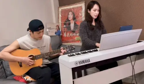 ▲小薰（右）與唐振剛（左）彈唱〈再見的時候〉，有愛畫面打動人心。（圖／小薰提供）
