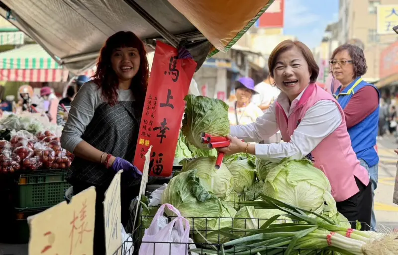 ▲楊瓊瓔宣布爭取市長提名後，每天勤走市場，她說「我就是市場養大的孩子」。（圖／楊瓊瓔提供，2026.02.19）