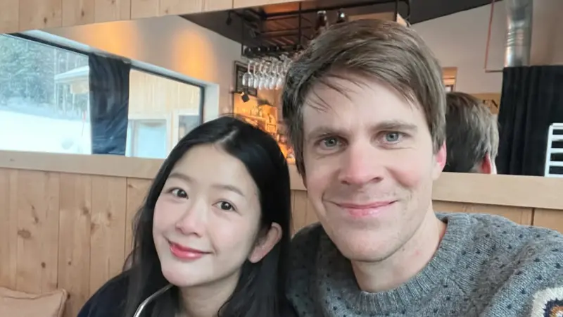 ▲YouTuber查理（左）遠嫁瑞典後升格人母，坦言寶寶頻繁夜醒讓她幾近崩潰，直呼「累到快沒命」，醫師診斷為嚴重睡眠不足，所幸公婆與丈夫貼心支援，成為她育兒路上的神隊友。（圖／翻攝自查理IG@coindevanity）