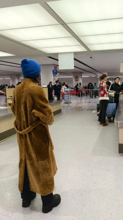 ▲劉嘉玲（左）與梁朝偉（右）近期現身日本北海道新千歲機場。（圖／翻攝自小紅書）