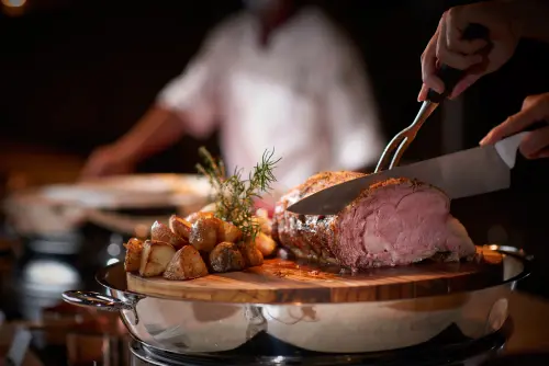 ▲台北美福吃到飽餐廳下午茶時段就可吃到現切牛排，圖為午晚餐更升級的爐烤美國極黑和牛。（圖／台北美福提供https://www.grandmayfull.com）