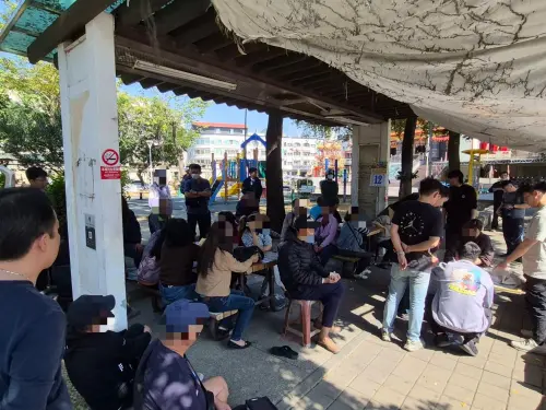 公園聚賭辯路過　前鎮警查緝逮20人送辦
