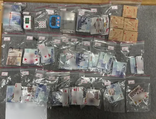 ▲ 現場查扣紙質天九牌（俗稱紙盅）6副、骰子1批、下注紙牌數張、計時器1個、賭桌1張及賭資新臺幣31萬9,900元等證物。（圖／高市警局前鎮分局提供）