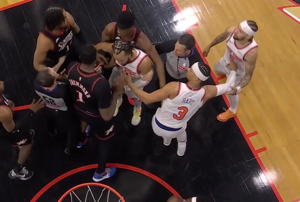 ▲巫師隊前鋒特倫登·瓦特福（Trendon Watford）在禁區對尼克中鋒米契爾·羅賓森（Mitchell Robinson）一次凶狠的犯規，直接點燃了場上火藥味。尼克悍將荷西·阿爾瓦拉多（Jose Alvarado）見狀立即衝上前理論。（圖／美聯社／達志影像）