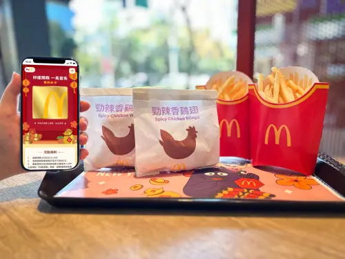 ▲春節過年「麥當勞買1送1」優惠加碼！2月13日全球版APP放送開春優惠券，天天刮刮樂中獎大薯、薯餅、蘋果派等買1送1，麥克雞塊買4送4、買套餐免費送炸雞等優惠券。（圖／麥當勞mcdonalds.com）