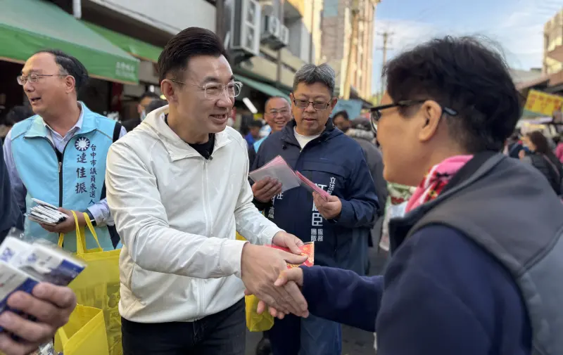 ▲江啟臣今天到后里市場發放春聯。（圖／江啟臣服務處提供，2026.02.12）