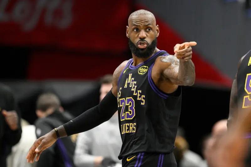 ▲ESPN資深記者布萊恩·溫霍斯特（Brian Windhorst）指出，今夏自由球員市場開啟後，有4支球隊最有可能成為詹姆斯的新東家，其中克里夫蘭騎士與金州勇士已被點名。（圖／美聯社／達志影像）