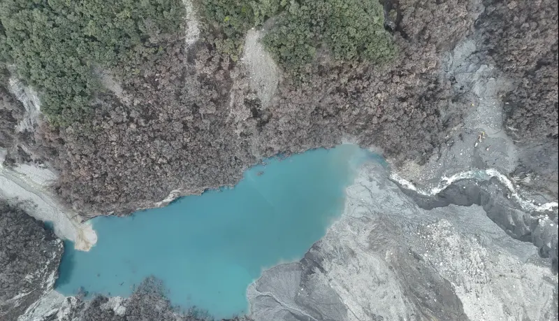 ▲林業及自然保育署花蓮分署派出一支精良工程部隊，耗時1個月，馬太鞍上游堰塞湖蓄水量，從將27.9萬立方公尺降低至2.6萬立方公尺，暫時解除危機。（圖／林業保育署花蓮分署提供）