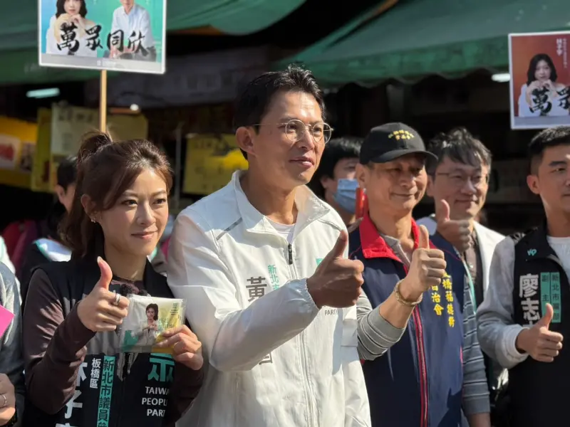 ▲民眾黨主席黃國昌與新北板橋區議員參選人林子宇板橋福德市場發送春聯，並接受媒體聯訪。（圖／民眾黨提供）