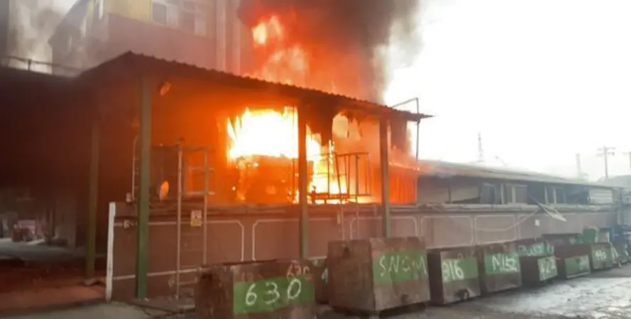 ▲台南市新營區清晨驚傳工廠火警，氫氧化鈉儲槽因不明原因起火燃燒。（圖／翻攝畫面）