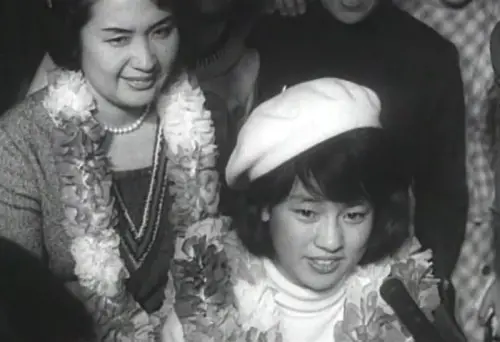 ▲年僅15歲的翁倩玉（右），容貌與儀態亭亭玉立，氣質滿點。（圖／國家影視廳中心提供）