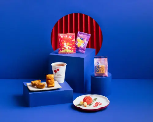 ▲「BAC」新年限定包裝焦糖核果酥，以及「五桐號」聯名金元寶鳳梨酥與蜂蜜小熊蛋糕，為佳節旅程翻開序章。（圖／華航提供）