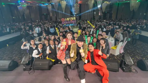 ▲永慶加盟四品牌聯合尾牙席開130桌，計1,300位夥伴與眷屬一起同樂。（圖／記者陳美嘉翻攝）