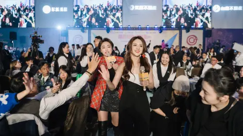 ▲永慶加盟四品牌聯合尾牙特別邀請歌手郭靜、曾瑋中，以及康康擔任表演嘉賓，輪番帶來精彩演出。（圖／記者陳美嘉翻攝）