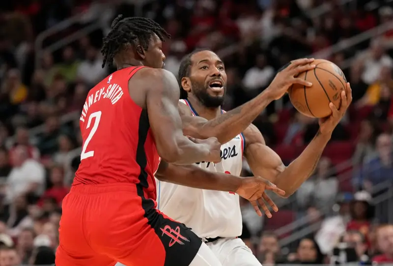 ▲快艇當家球星雷納德（Kawhi Leonard）在比賽最後2秒展現巨星價值，頂住壓力完成關鍵的「三分打」準絕殺，帶領快艇以105：102險勝火箭，同時終結了火箭隊的2連勝。（圖／美聯社／達志影像）