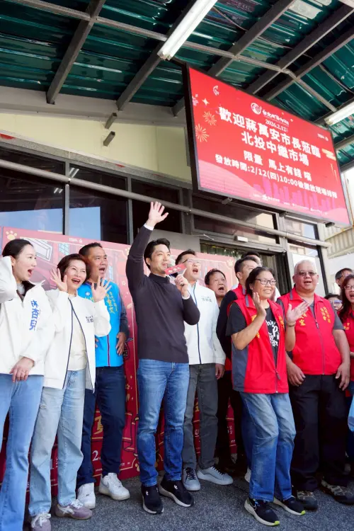 ▲台北市長蔣萬安至北投中繼市場拜年發送發財金。（圖／北市府提供）