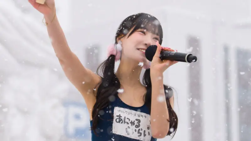 ▲日本女團PLANCK STARS成員愛成來來在札幌雪祭零下穿泳裝演出引發爭議，公司道歉後宣布拍賣該泳衣遭外界怒噴。（圖／翻攝自Planck Stars@planckstars）