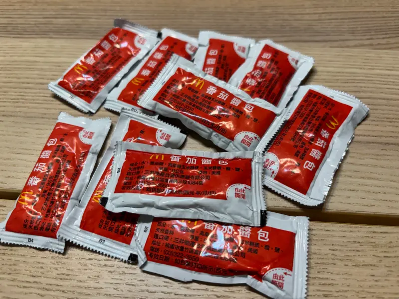 ▲麥當勞過期番茄醬包竟是除垢救星？內含的醋酸成分能有效瓦解頑固汙漬，讓不鏽鋼水槽瞬間煥然一新。（圖／記者徐銘穗攝）