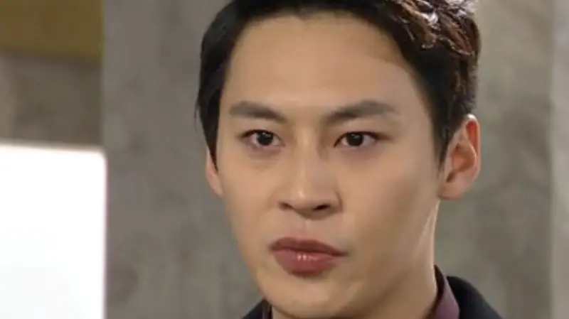 ▲40歲韓國男星鄭恩宇（如圖）昨（11）日過世，其生前摯友、設計師黃英龍公開2人私下對話，對於自己沒能及時給予情緒價值，黃英龍寫下懊悔，「我應該要接那通電話的！真的不知道。真的非常非常抱歉。」（圖／翻攝自微博）