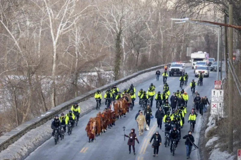 ▲身披僧袍的上座部佛教僧侶在華盛頓街頭列隊前行，完成歷時108天、約3700公里的「為和平而走」。（圖／美聯社／達志影像）