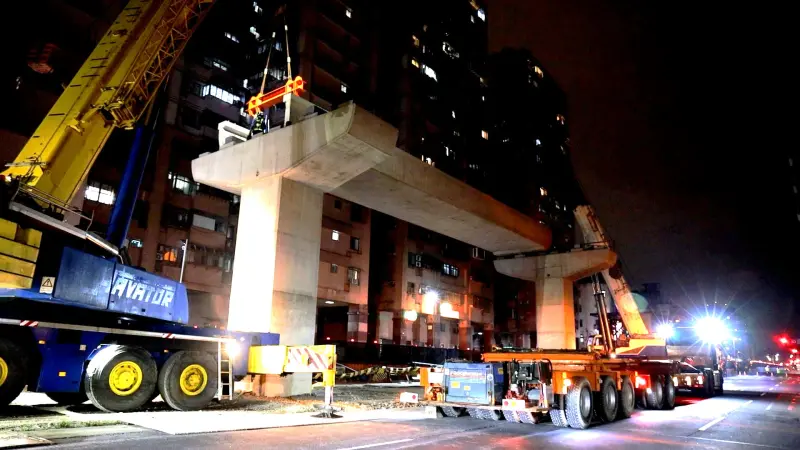 ▲深夜的空中接力！土城樹林線首支 146 噸預鑄梁順利吊裝就位，這一步不僅象徵工程邁入新階段，未來完工後更將為樹林通勤族省下 20 分鐘車程。（圖／新北捷運工程局提供dorts.ntpc.gov.tw）