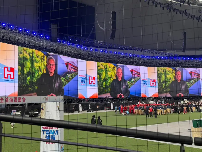 ▲鴻海今日上午舉行「2026全鴻海運動嘉年華」，輝達執行長黃仁勳再度驚喜「現身」會場。（圖╱讀者提供）