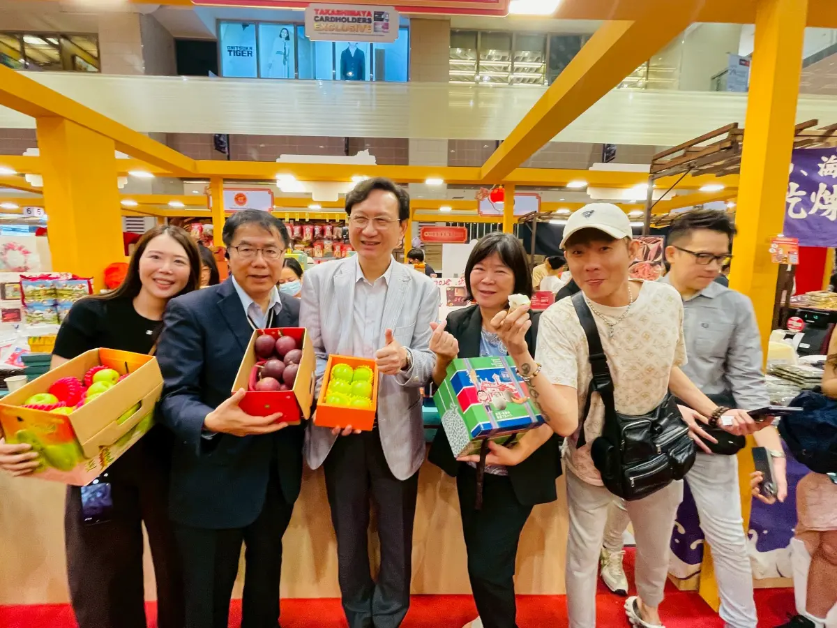 ▲ 台南黃偉哲（左二)與新加坡大使童振源（中)連袂推廣台南蜜棗與水果。（圖／南市府提供）