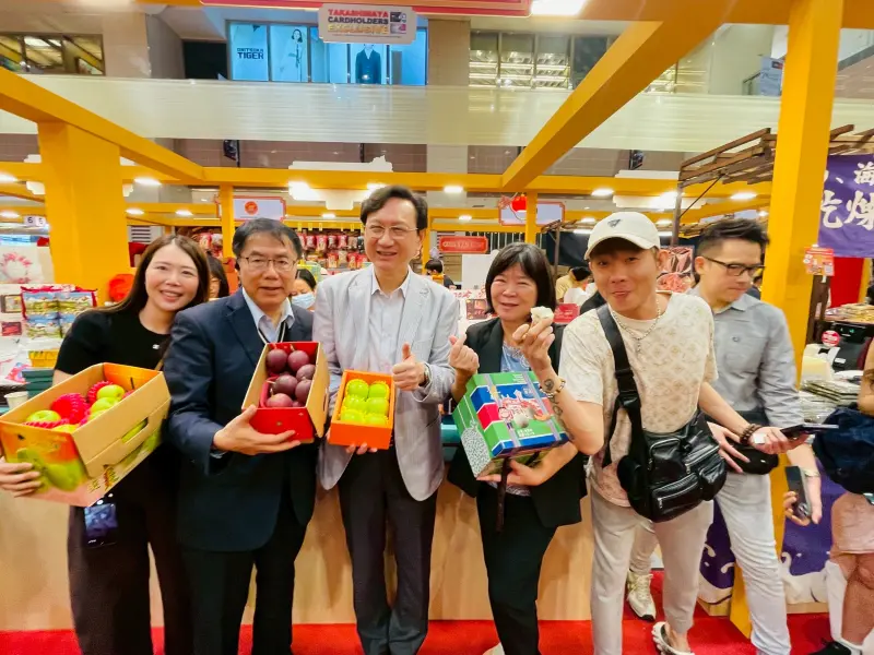 ▲ 台南黃偉哲（左二)與新加坡大使童振源（中)連袂推廣台南蜜棗與水果。（圖／南市府提供）