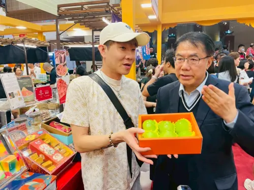 ▲ 台南市長黃偉哲與當地網紅一起直播介紹台南蜜棗的好滋味。（圖／南市府提供）