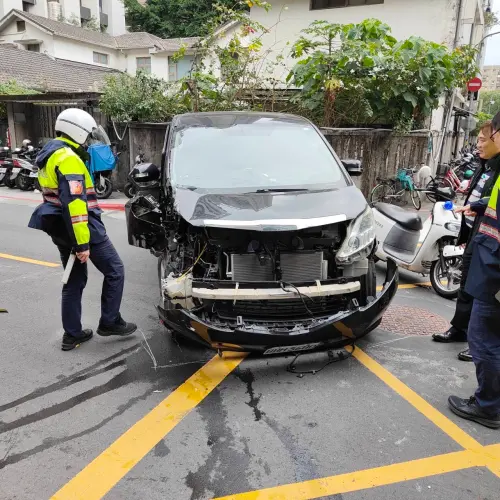 ▲由於撞擊力道大，鍾男駕駛的休旅車車頭幾乎全毀。（圖／翻攝畫面）