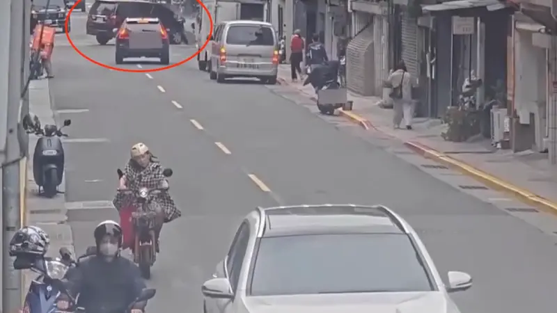 ▲台北市大安區昨（11日）發生一起車禍意外，一名鍾姓男子駕駛休旅車疑似恍神撞變電箱。（圖／翻攝畫面）