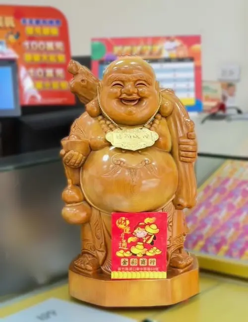▲新竹縣湖口鄉「金彩商行」最近才將店裡供奉的彌勒佛淨身一番，沒想到就有客人刮出2000萬元頭獎，讓彩券行直呼有擦有保庇。（圖／台灣彩券公司提供）