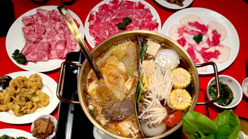 ▲富錦樹集團民生輝原本主打台南溫體牛肉火鍋，在台北東區每月慘賠50萬。創辦人吳羽傑J哥轉型民生輝麻辣鍋，靠著連湯都能喝的台式溫柔麻辣成功翻身，最高衝單日業績6位數，晚上訂位8、9成滿，開箱試吃真實口感。（圖／記者蕭涵云攝）