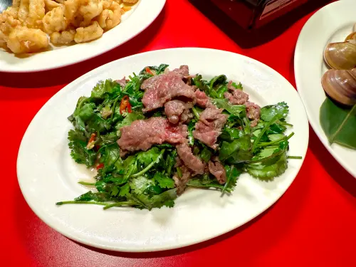 ▲輝哥手路菜「香菜炒牛肉」380元。（圖／記者蕭涵云攝）