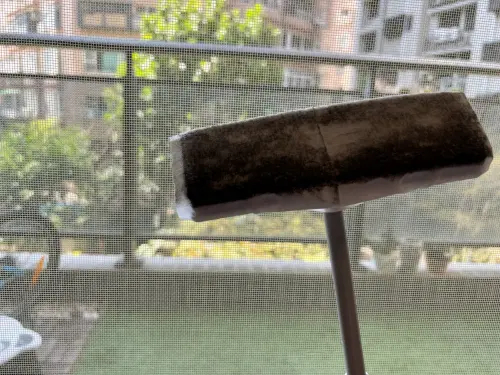 ▲實際測試，只要輕輕一嚕，紗窗上的陳年灰塵瞬間被專用清潔刷吸附，清潔效果驚人，完全不用把紗窗拆下來水洗。（圖／記者徐銘穗攝）