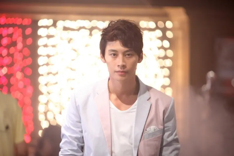 ▲鄭恩宇（如圖）出道前曾是籃球校隊，還會寫詩做菜，才華洋溢，沒想到留下張國榮的照片沒多久就離世，讓許多韓劇迷錯愕。（圖／變身小姐미스체인지劇照）