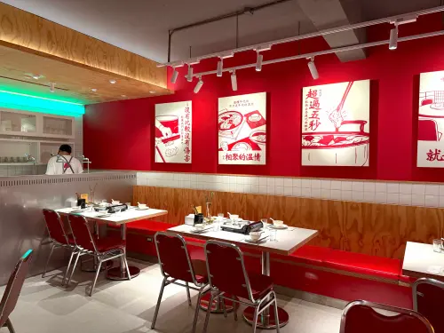 ▲隨著轉型「民生輝麻辣鍋」，空間風格也由台派復古轉為沉穩的暗紅色調。（圖／記者蕭涵云攝）