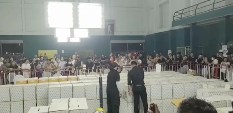 ▲數百名憤怒的泰國選民2月9日聚集在春武里市立體育館外，徹夜守候要求重新計票。（圖／翻攝自影片）