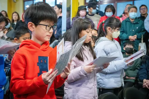 ▲建宮福田會林宇岳執行長與佛光大學周鴻騰副教授的帶領下，全體學子與信眾齊聲讀誦白話版《玄帝報恩祈願文》。深刻體現了「百善孝為先」的文昌精神與玄帝信仰核心。（圖／紫皇天乙真慶宮提供）