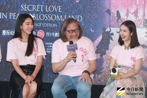 ▲表演工作坊經典作《暗戀桃花源》40週年，導演賴聲川（中）在記者會上靈感大爆發，他想幫飾演春花的林依晨（右）和飾演雲之凡的隋棠（左）加戲，讓在劇中原本沒有交集的兩人，可以辦嘴一下。（圖／記者葉政勳攝影）