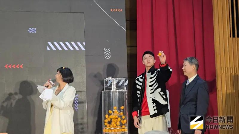 ▲由運動部推出的全民福利「115年運動幣」於今日下午舉行直播抽籤，預計抽出60萬份面額500元的運動幣。本次活動由《全明星運動會》女星黃沐妍（小豬）主持，並特別邀請我國擊劍新銳、亞運培訓隊國手李讓擔任抽籤嘉賓。（圖／記者黃建霖攝）