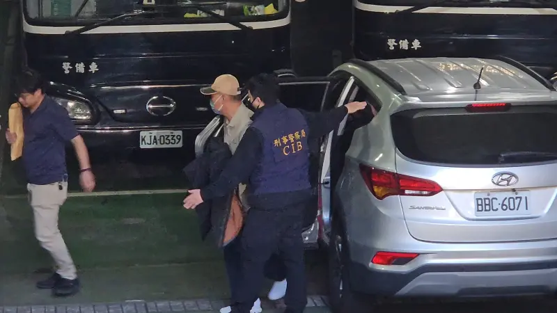 ▲四海幫幫主張存偉涉嫌協助安心幣商投資詐騙集團洗錢，遭檢警拘提偵訊。（圖／記者劉松霖攝）